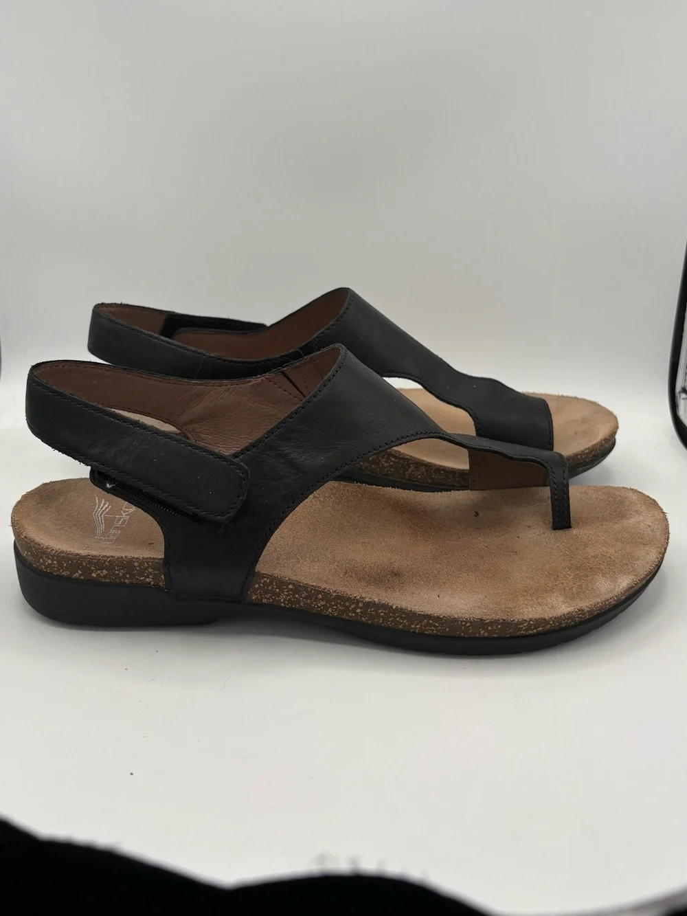 Dansko Reece Sandal Womens Size 8.5 Black Leather Thong Wedge Sandals Comfort